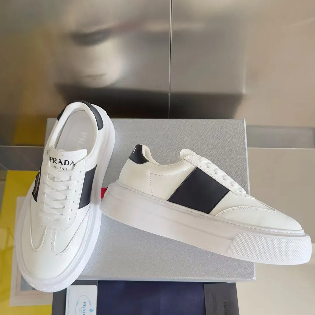 👟👟Ex-factory price 600👟👟 Couple model Prada Latest Couple model Triangle logo Thick sole Casual white shoes Sneakers Original purchase development and production This sneaker combines simple lines and distinctive details into a modern design. The leather upper presents a refined silhouette, with the Prada contrasting logo embellished on the tongue and side inserts. Exquisite packaging at the delivery counter 🛍📦 ▪️Fabric: Original custom imported cowhide material ▪️Lining: Original custom made soft sheepskin ▪️Sole: Original molded non-slip rubber outsole ▪️Sole thickness: 4CM ▪️Size: Women's 35-40 / Men's 39-45